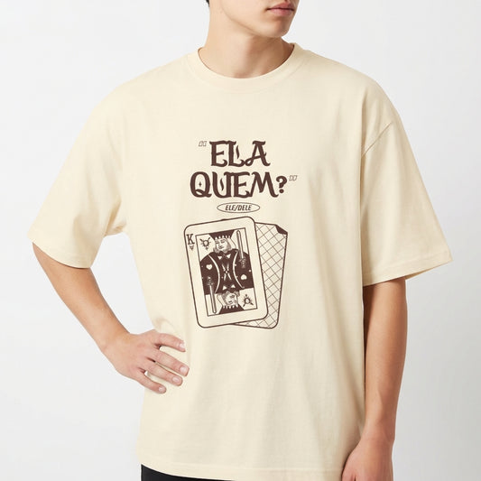 Camiseta com estampa frontal de uma carta de baralho estilizada ao lado de texto "Ela Quem?" e estampa traseira de símbolo gráfico minimalista.