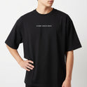 Camiseta com estampa frontal de texto estilizado centralizado "IRON DISCIPLINE", em letras maiúsculas, com pequenos símbolos de adição em cada extremidade.