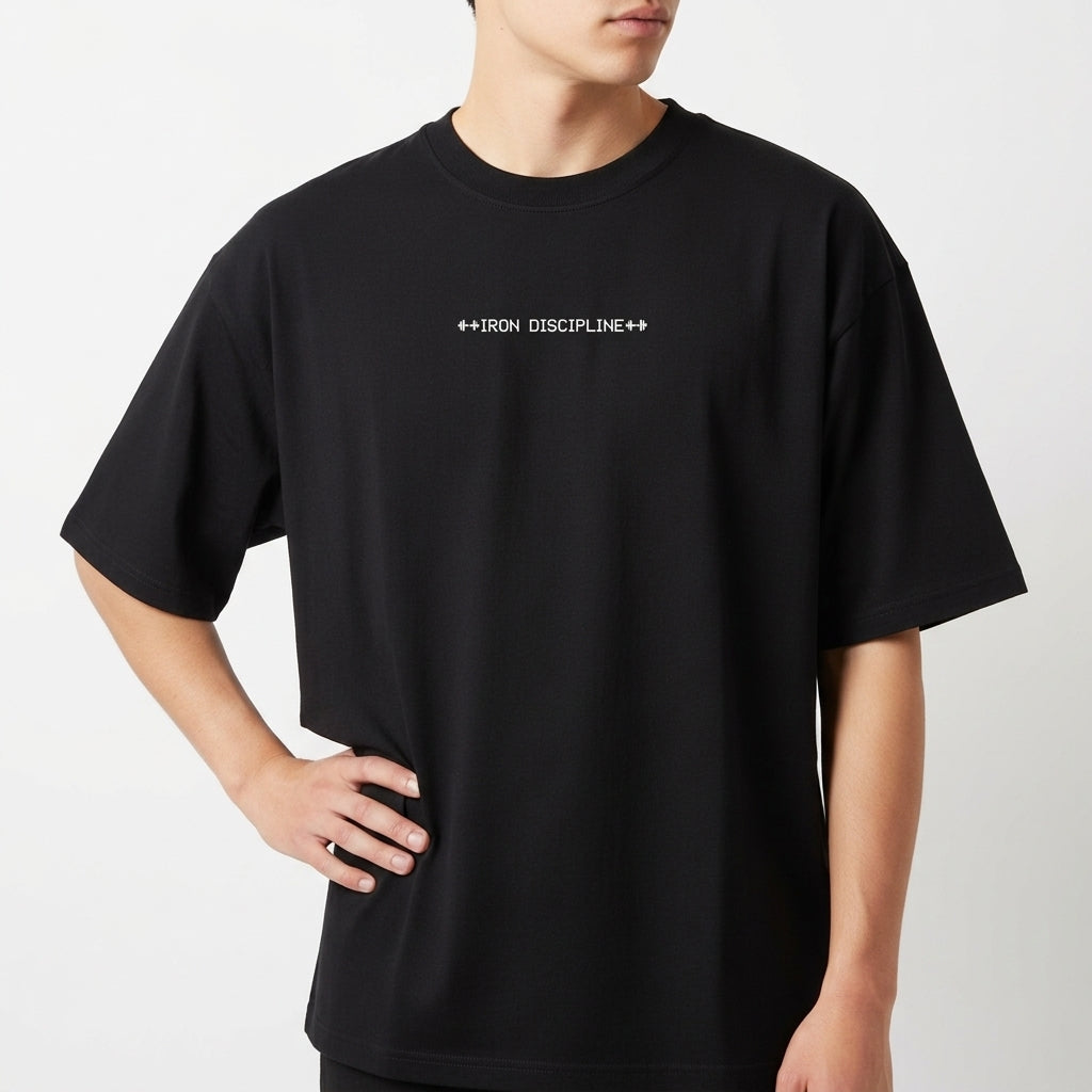 Camiseta com estampa frontal de texto estilizado centralizado "IRON DISCIPLINE", em letras maiúsculas, com pequenos símbolos de adição em cada extremidade.