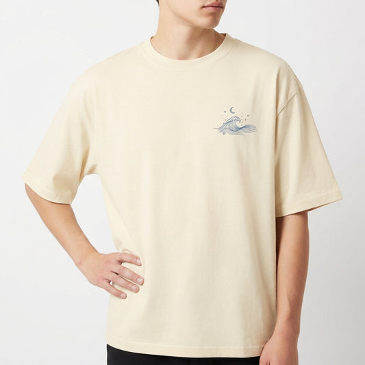 Camiseta com estampa frontal de uma pequena onda estilizada, acompanhada por elementos celestiais como estrelas e uma lua crescente acima dela.