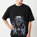 Camiseta com estampa frontal de uma figura antropomórfica de lobo em pose imponente, com braços erguidos, cercada por um cenário de floresta sombria.