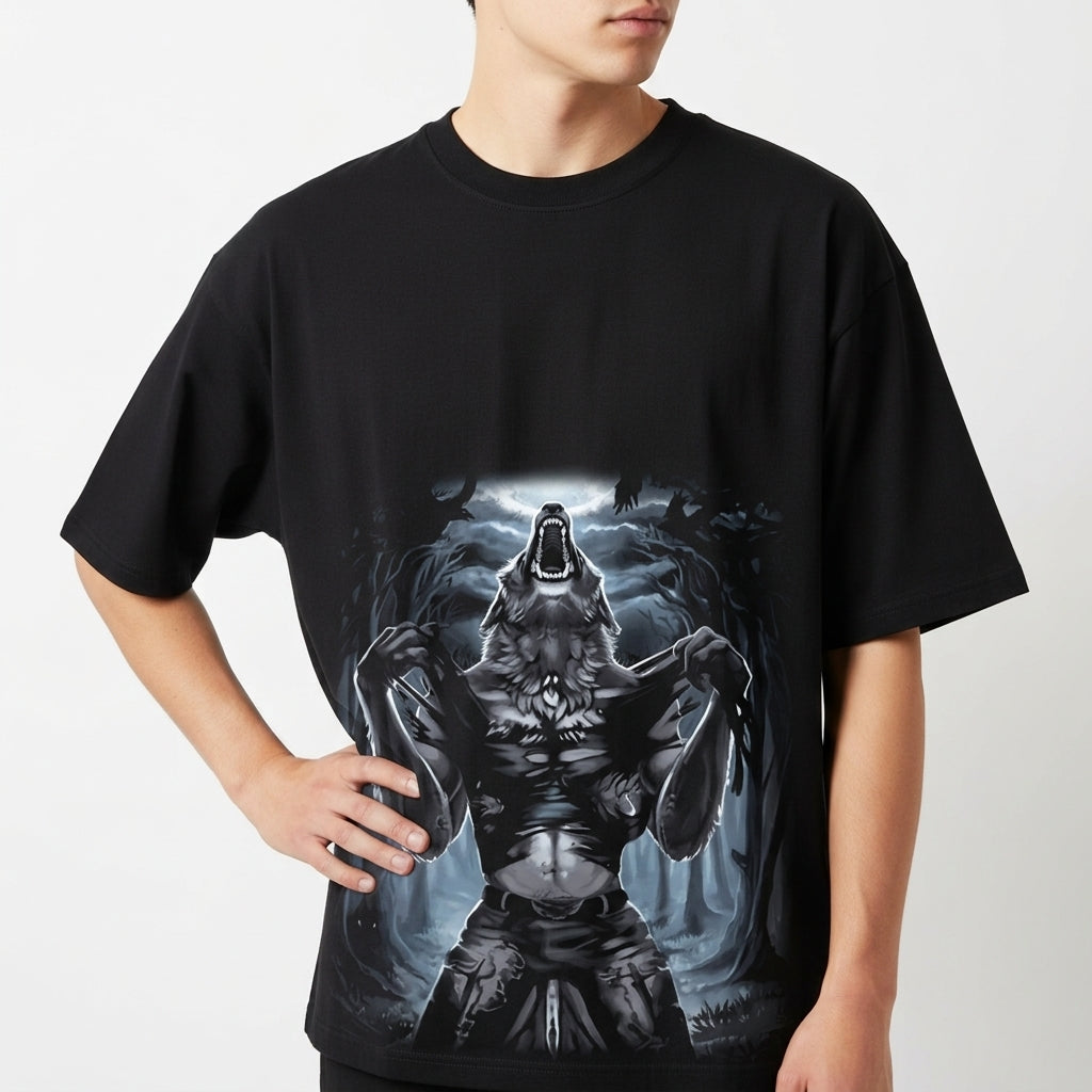 Camiseta com estampa frontal de uma figura antropomórfica de lobo em pose imponente, com braços erguidos, cercada por um cenário de floresta sombria.