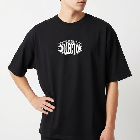 Camiseta com estampa frontal de texto em formato elíptico com uma frase curvada ao redor, centrando a palavra em destaque no meio do design.