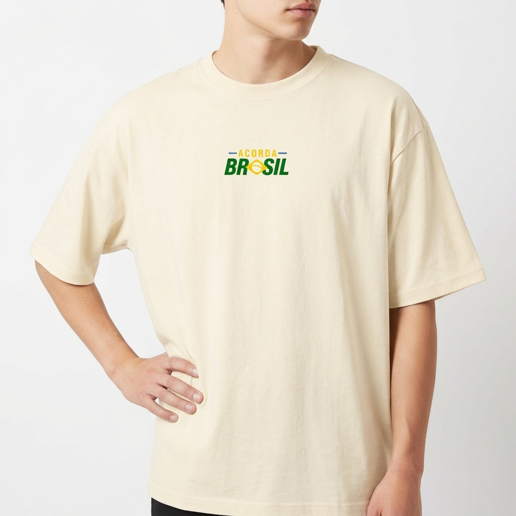 Camiseta com estampa frontal de texto estilizado "Acorda Brasil" e estampa traseira de mapa do Brasil integrado ao design da bandeira nacional.