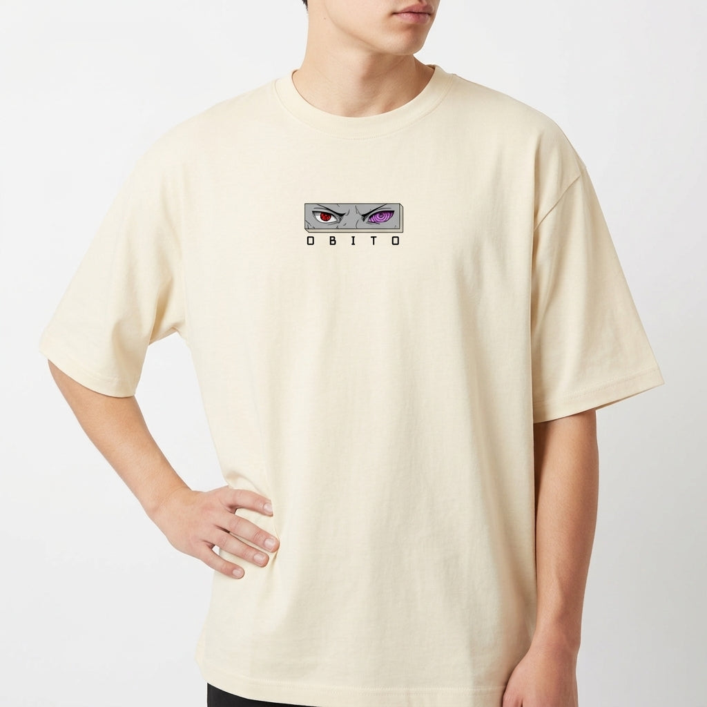 Camiseta com estampa frontal de olhos intensos e nome em destaque, e estampa traseira de personagem estilizado com texo, figuras geométricas e ilustrações.