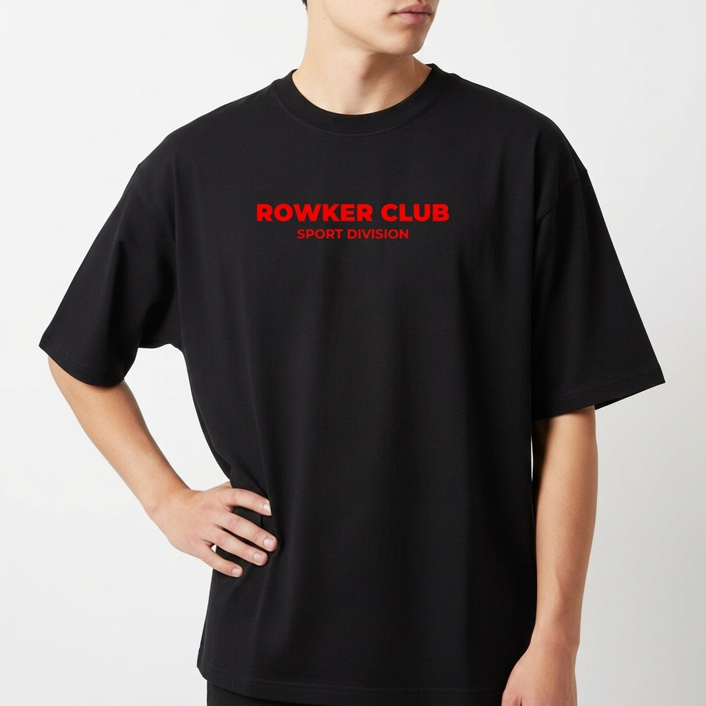 Camiseta com estampa frontal de "ROWKER CLUB" acima de "SPORT DIVISION" e estampa traseira de três globos sobre "ROWKER CLUB" e "SPORT DIVISION".