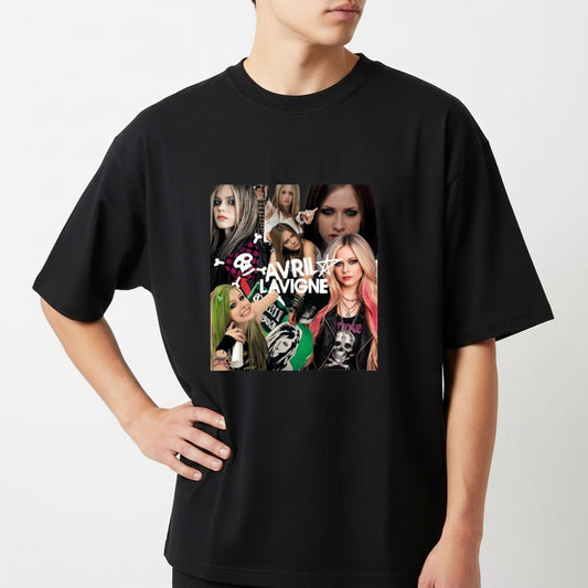 Camiseta com estampa frontal de várias fotos de uma artista em diferentes poses e expressões, com um nome destacado no centro e um pequeno símbolo temático.