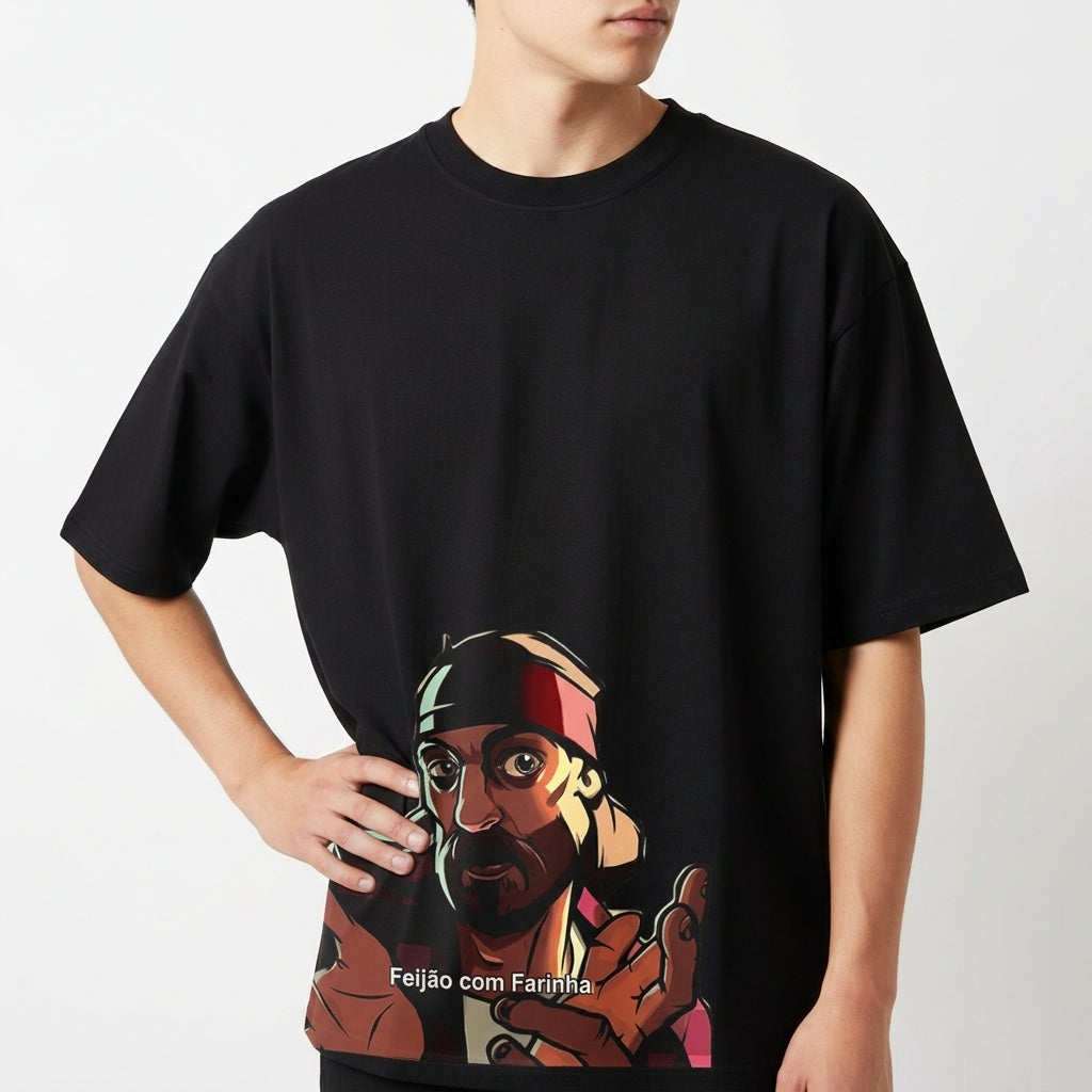 Camiseta com estampa frontal de um homem estilizado usando bandana, expressão intensa com as mãos levantadas e a frase "Feijão com Farinha".
