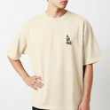 Camiseta com estampa frontal de texto vertical "A.SP.PAS" e estampa traseira de mapa em linhas com "1554" ao centro e "São Paulo" abaixo.