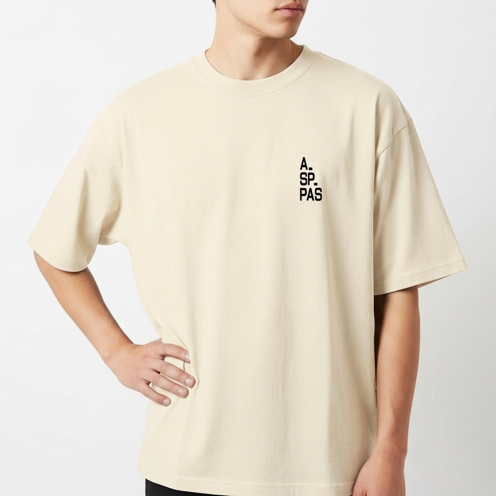 Camiseta com estampa frontal de texto vertical "A.SP.PAS" e estampa traseira de mapa em linhas com "1554" ao centro e "São Paulo" abaixo.