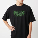 Camiseta com estampa frontal de texto estilizado "Pantano 3000" simulando rachaduras e estampa traseira de figura geométrica complexa com rosto demoníaco.
