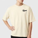Camiseta com estampa frontal de logotipo estilizado "Hugame" no lado superior esquerdo e estampa traseira com texto "Tokyo Noodle Motion" e macarrão com hashis.