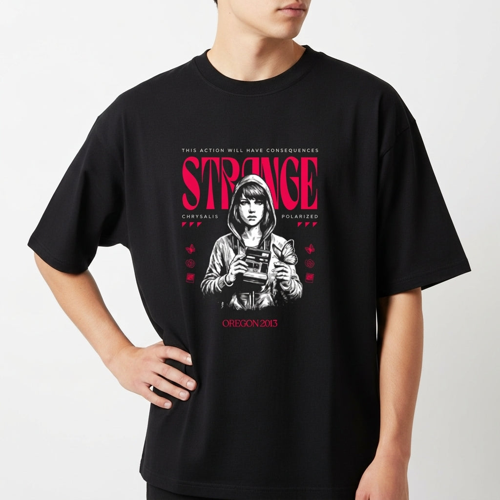 Camiseta com estampa frontal de personagem segurando uma câmera, com itens gráficos ao redor e texto estilizado em destaque, incluindo "Strange" e "Oregon 2013".