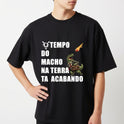Camiseta com estampa frontal de dinossauro em terno segurando uma pasta, com meteoro em queda e a frase "TEMPO DO MACHO NA TERRA TA ACABANDO".