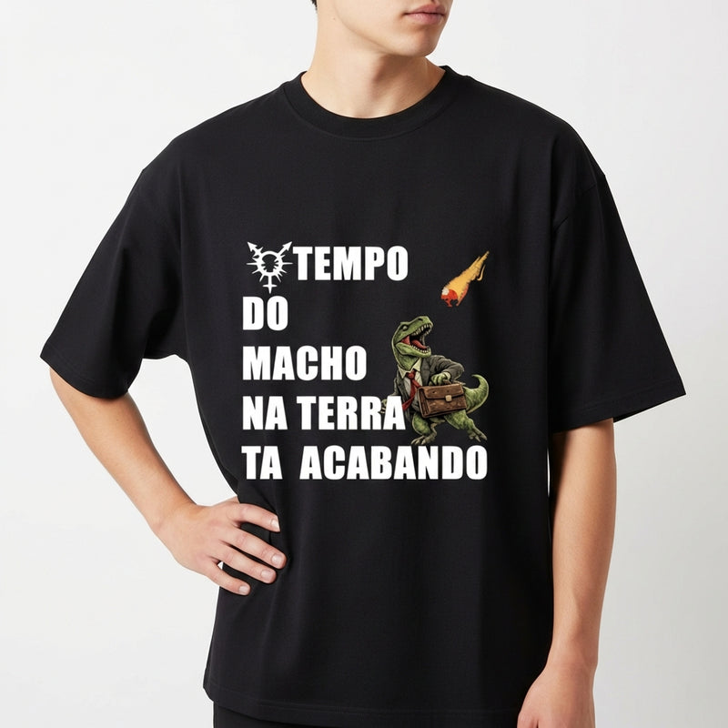 Camiseta com estampa frontal de dinossauro em terno segurando uma pasta, com meteoro em queda e a frase "TEMPO DO MACHO NA TERRA TA ACABANDO".