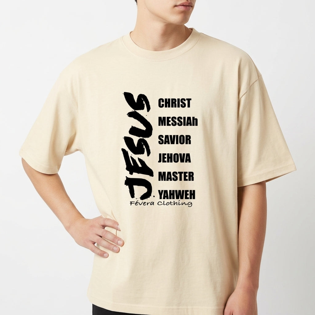 Camiseta com estampa frontal de palavras em fonte estilizada vertical, incluindo "JESUS", "CHRIST", "MESSIAH", "SAVIOR", "JEHOVA", "MASTER", "YAHWEH".