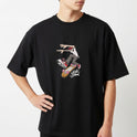 Camiseta com estampa frontal de skatista em manobra radical sobre skate com detalhes gráficos e lettering "Old School" na parte inferior.