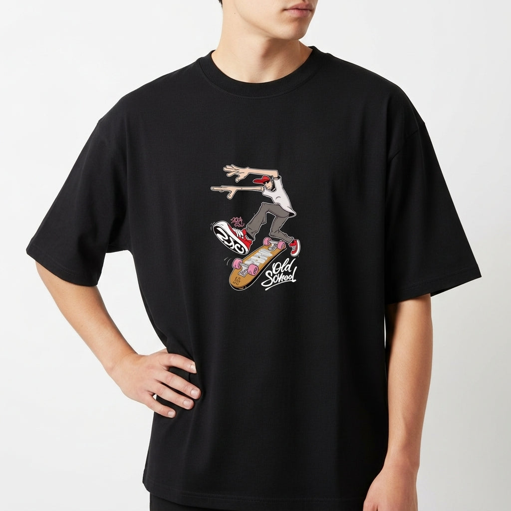 Camiseta com estampa frontal de skatista em manobra radical sobre skate com detalhes gráficos e lettering "Old School" na parte inferior.