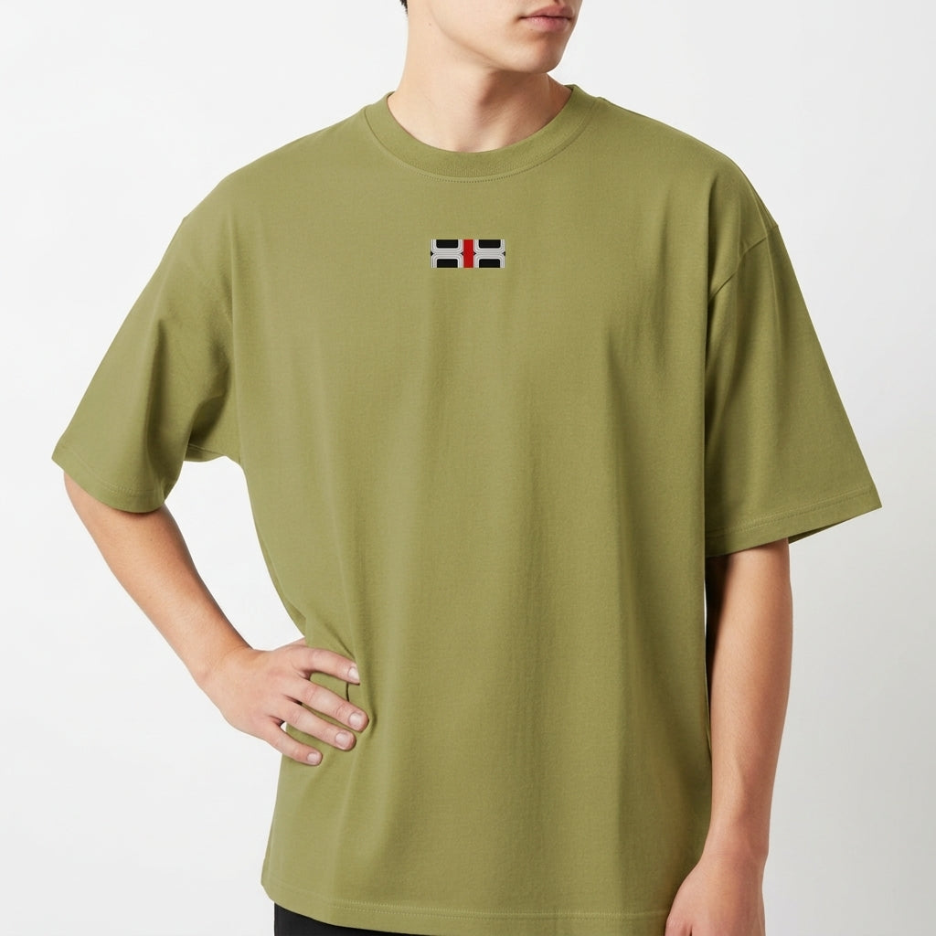Camiseta com estampa frontal de pequena bandeira estilizada com listras horizontais pretas e brancas e uma cruz vermelha centralizada.