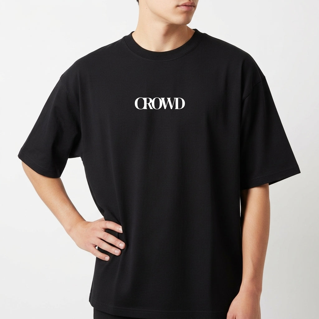 Camiseta com estampa frontal de palavra "CROWD" em fonte estilizada, centralizada na parte superior.
