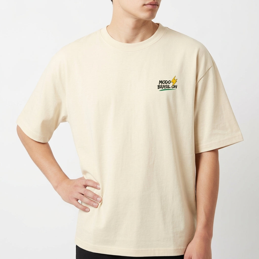 Camiseta com estampa frontal de "Modo Brasil On" ao lado de um raio estilizado e estampa traseira de TV retrô com jogador de futebol e frase inspiradora.