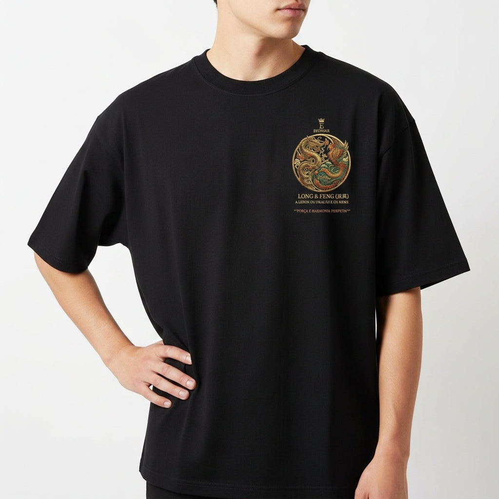 Camiseta com estampa frontal de dragão em círculo com texto "LONG E FENG (DRU) FORÇA E HARMONIA PERFEITA" e estampa traseira de fênix similar e texto correspondente.