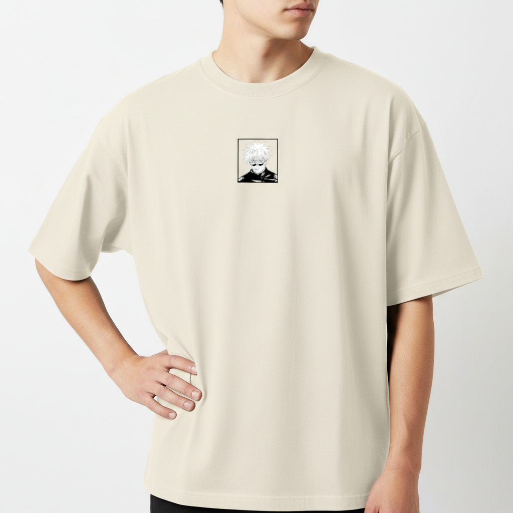 Camiseta com estampa frontal de um retrato em estilo desenho de personagem de cabelo claro e estampa traseira de olho azul rodeado por caracteres orientais.