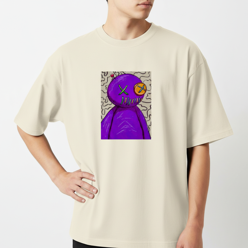 Camiseta com estampa frontal de figura abstrata roxa com cabeça redonda, olhos cruzados, boca costurada, sobre fundo com linhas onduladas pretas.