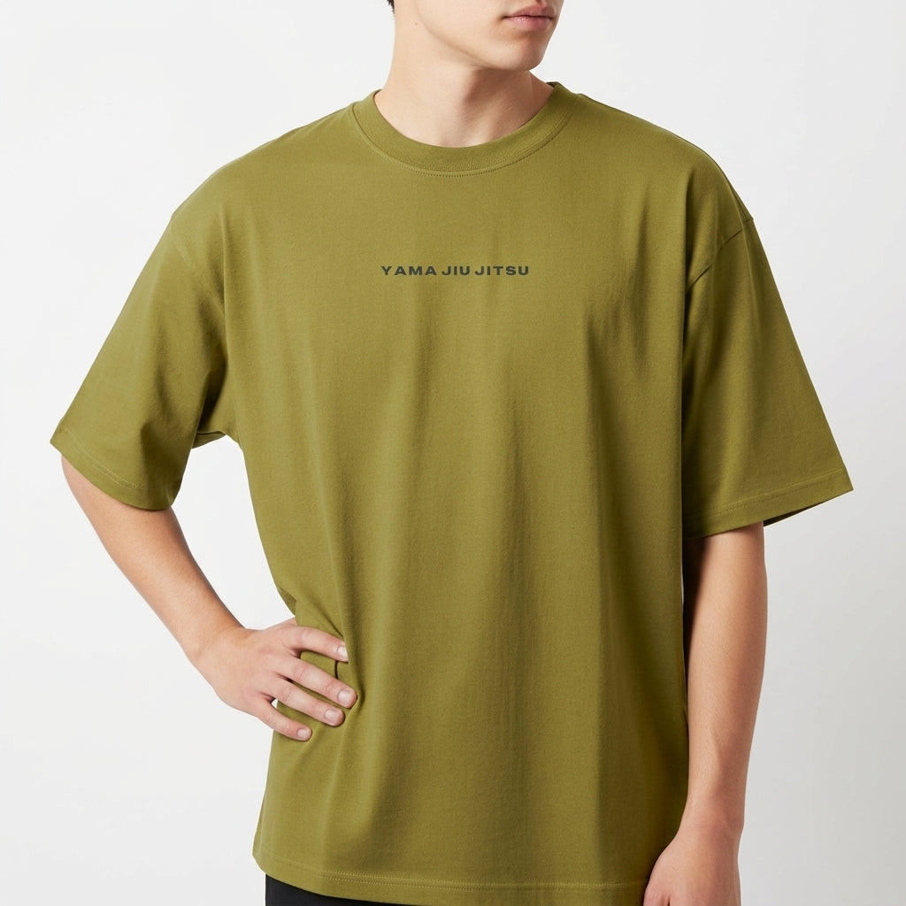Camiseta com estampa frontal de texto minimalista "Yama Jiu Jitsu" e estampa traseira de ideogramas japoneses sobre flores de cerejeira em aquarela.
