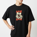 Camiseta com estampa frontal de dois esqueletos encarando-se carinhosamente, cercados pela frase "LOVE IS LOVE" em letras estilizadas e destacadas.
