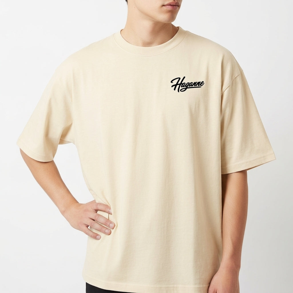 Camiseta com estampa frontal de escrita estilizada "Haganne" e estampa traseira com cartões de Hanafuda, garça, montanha e grafismos japoneses.