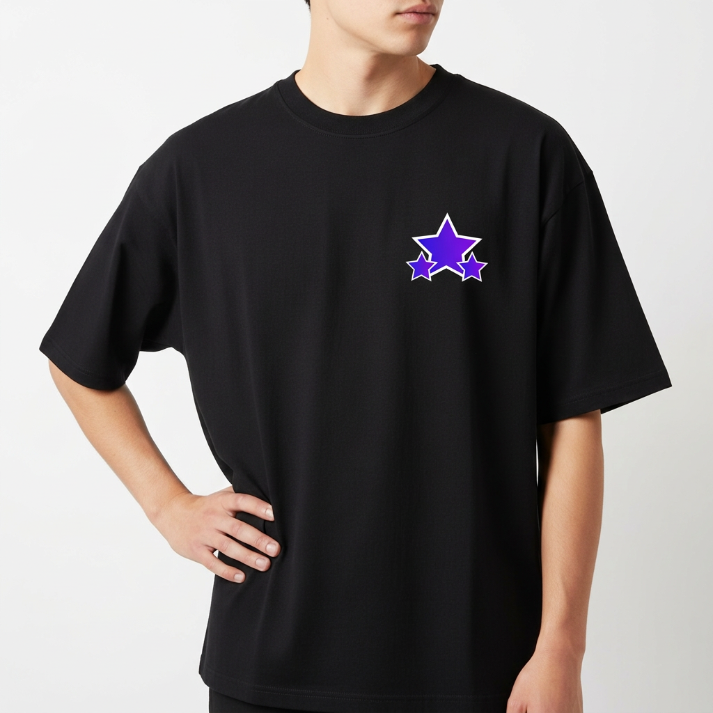 Camiseta com estampa frontal de três estrelas de tamanhos variados e estampa traseira de quadrinhos com retratos estilizados e a palavra "Starboy".
