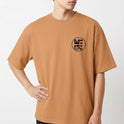 Camiseta com estampa frontal de texto circular "MOVE" e estampa traseira de texto "AVIVA JOVEM" com chamas e citação bíblica de 1 Pedro 2:9.