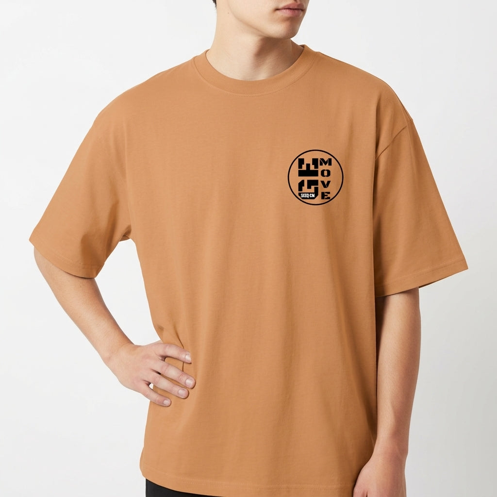 Camiseta com estampa frontal de texto circular "MOVE" e estampa traseira de texto "AVIVA JOVEM" com chamas e citação bíblica de 1 Pedro 2:9.