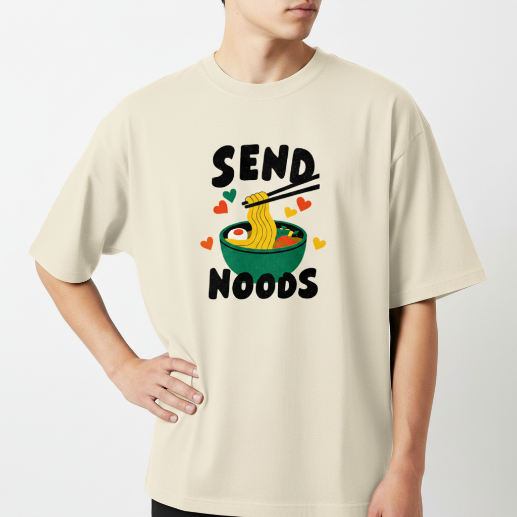 Camiseta com estampa frontal de tigela de macarrão com hashis, ovo e legumes, acompanhada das palavras "SEND NOODS" e pequenos corações coloridos.
