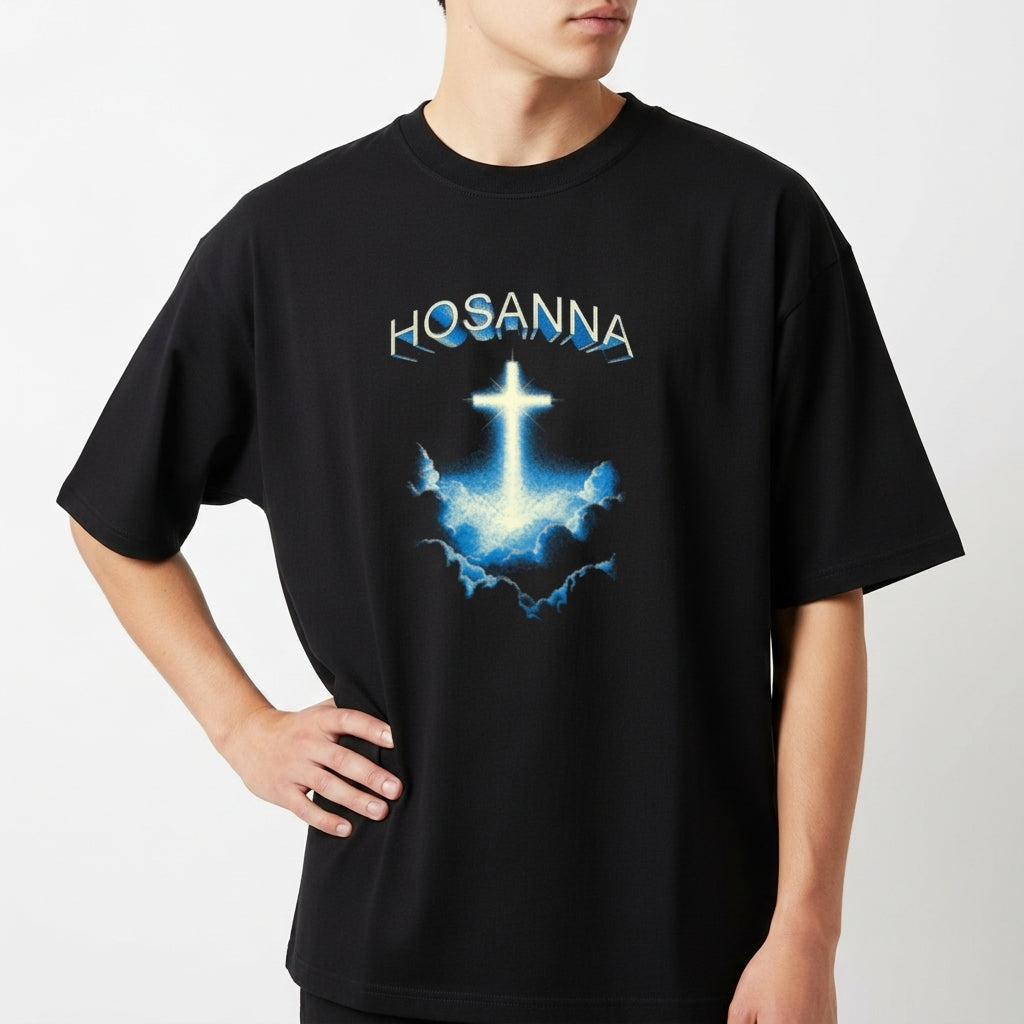 Camiseta com estampa frontal de cruz radiante em meio a nuvens, com a palavra "HOSANNA" em destaque na parte superior.