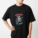 Camiseta com estampa frontal de coelho estilizado usando óculos, boné e skate, rodeado por estrelas e a frase "TOO HIP TO HOP" acima e abaixo.