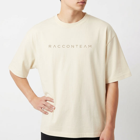 Camiseta com estampa frontal de texto estilizado "RACCONTEAM" e estampa traseira de frase "BUILT DIFFERENT." com símbolo e coordenadas detalhadas.