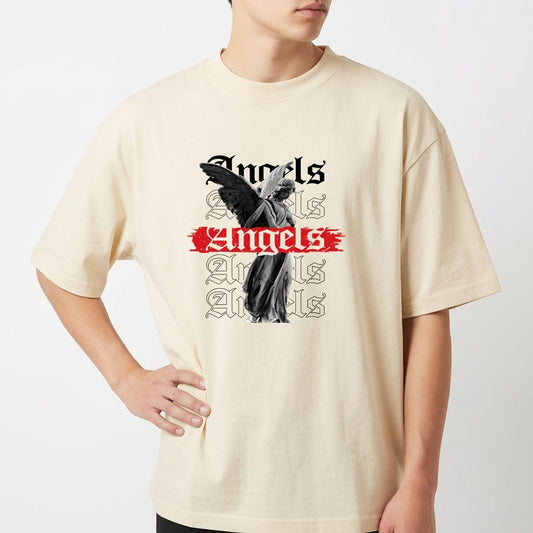 Camiseta com estampa frontal de uma estátua angelical em detalhes sombreados, sobreposta à palavra "Angels" repetida em tipografia gótica com destaque.