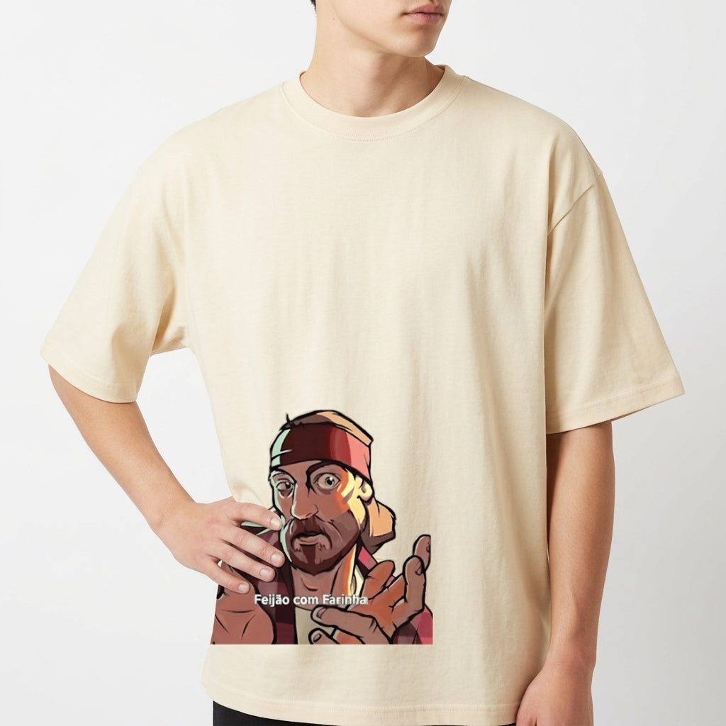Camiseta com estampa frontal de personagem usando bandana e camisa, com expressão facial intrigante e gesto de mãos abertas; texto "Feijão com Farinha".