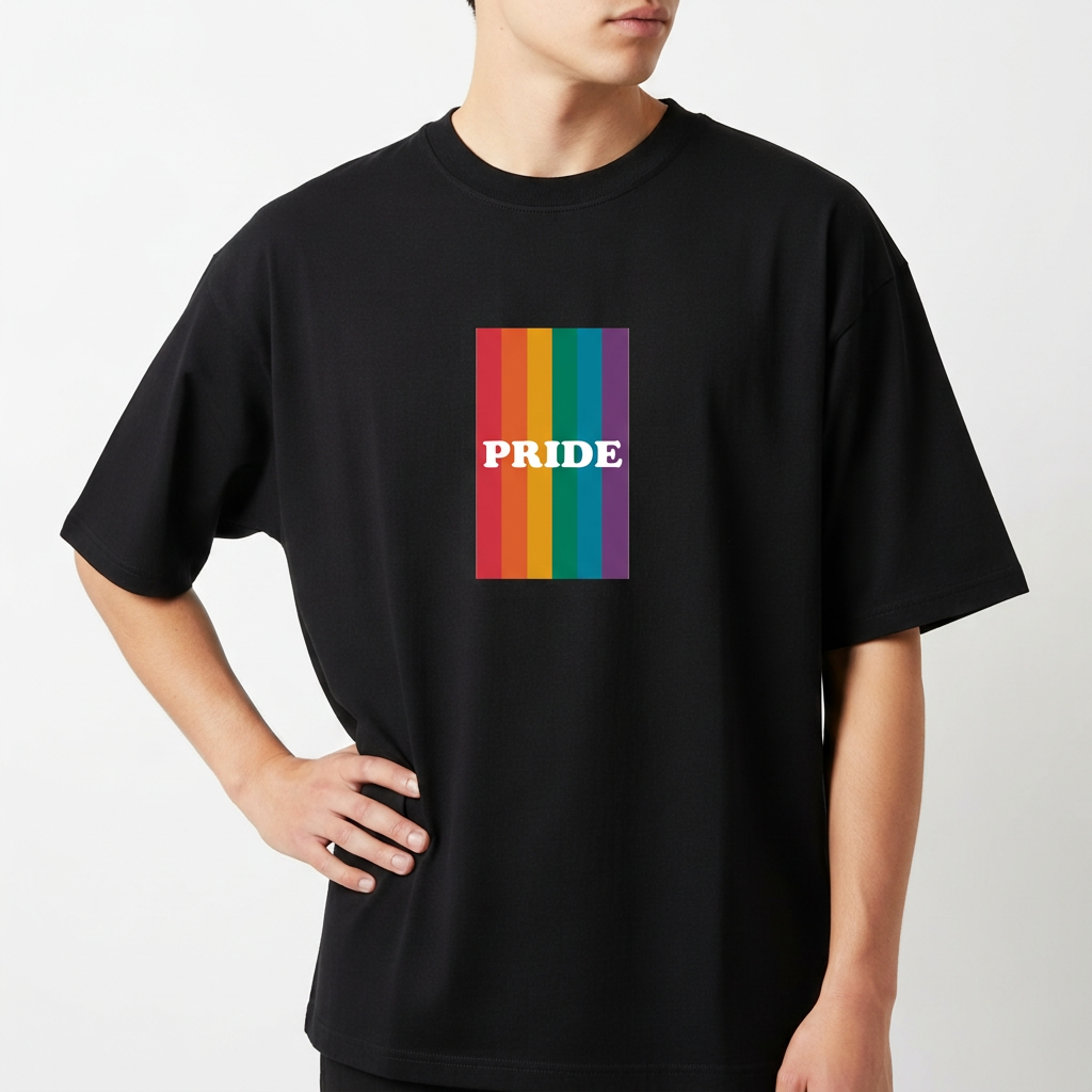 Camiseta com estampa frontal de listras verticais em tons do arco-íris, sobrepostas pela palavra "PRIDE" em letras maiúsculas brancas no centro.