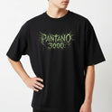 Camiseta com estampa frontal de tipografia estilizada com aspecto orgânico e irregular, composta pelas palavras "Pântano 3000", sugerindo textura viscosa.