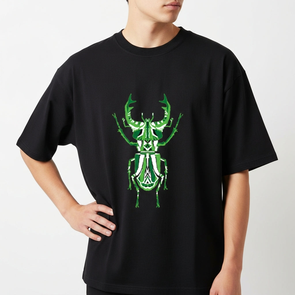 Camiseta com estampa frontal de um besouro estilizado com padrões geométricos, apresentando formas intricadas que realçam detalhes artísticos e simétricos.