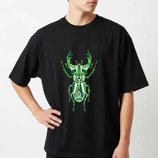 Camiseta com estampa frontal de um besouro estilizado com padrões geométricos, apresentando formas intricadas que realçam detalhes artísticos e simétricos.