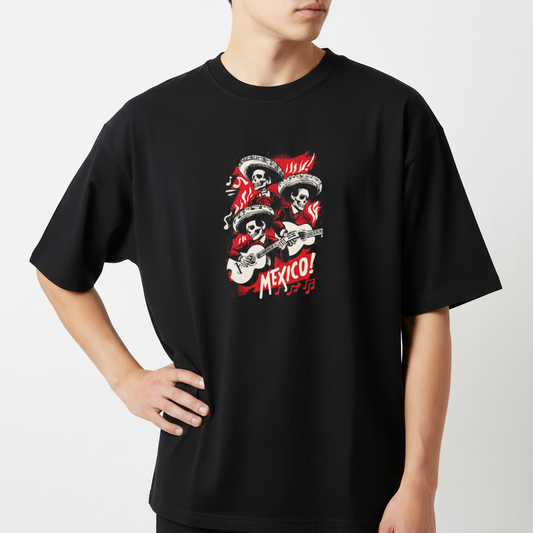 Camiseta com estampa frontal de três esqueletos vestindo sombreros e tocando violão, rodeados por notas musicais e a palavra "Mexico!" em destaque.