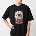 Camiseta com estampa frontal de um cérebro detalhado, integrando um olho central e uma cena industrial ao fundo em um design surrealista.