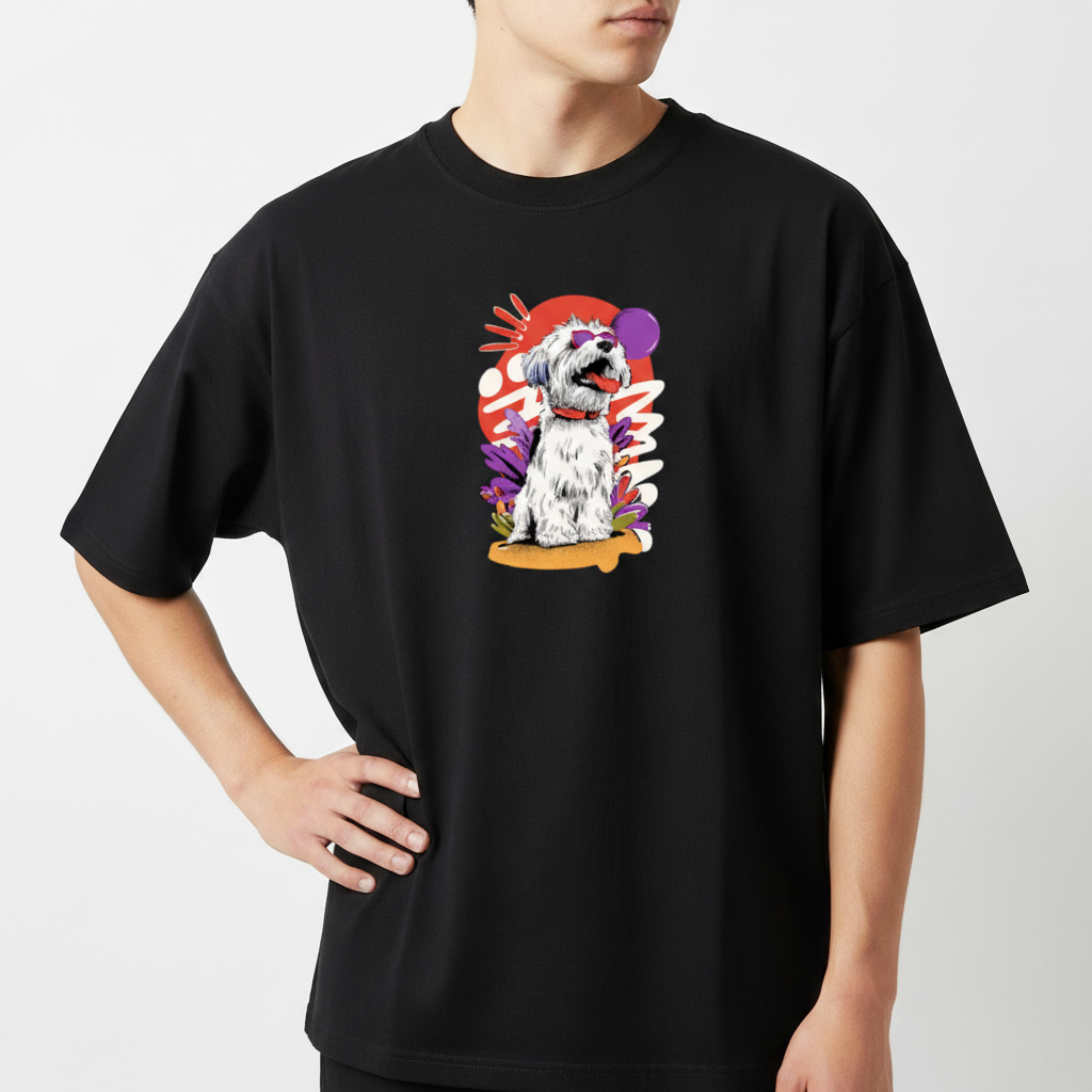 Camiseta com estampa frontal de cachorro divertido com óculos escuros, sobre fundo geométrico colorido com elementos abstratos e formas onduladas.