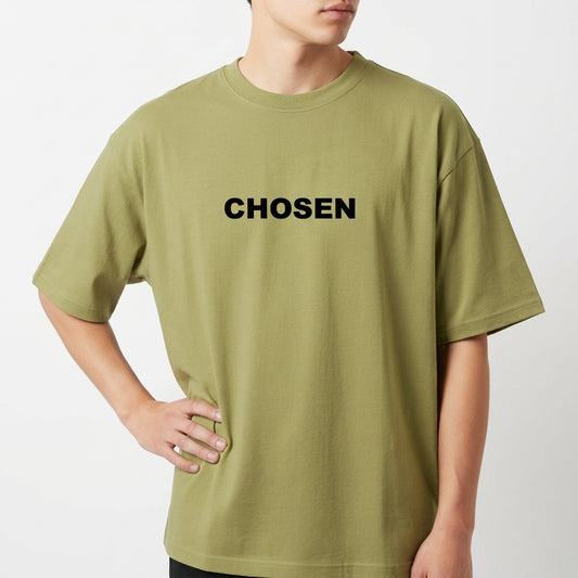 Camiseta com estampa frontal de palavra singular centralizada, destacando-se em letras maiúsculas, projetando uma estética minimalista e direta.