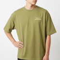 Camiseta com estampa frontal de texto "Forró é patrimônio" no lado superior esquerdo e estampa traseira de pequeno círculo ornamental no centro do colarinho.