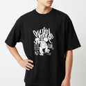 Camiseta com estampa frontal de personagem de skate, usando boné, com letras estilizadas e detalhes artísticos que complementam o design urbano.